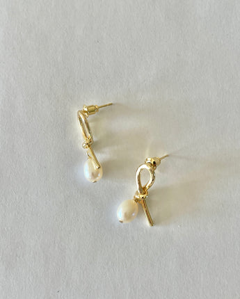 Greybird Ribbon Pearl Stud