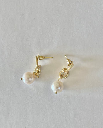 Greybird Knot Pearl Stud